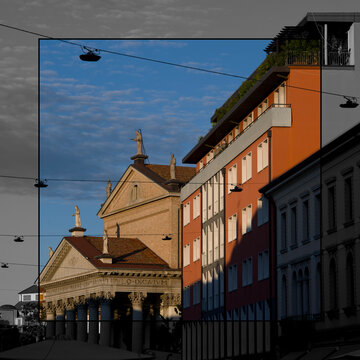 Cornice bianco e nero con interno foto a colori di edificio storico