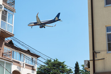 Passenger plane flies low over residenthe plane flies low over residential buildings