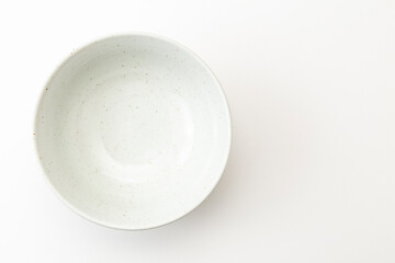 白背景にシンプルな麺鉢