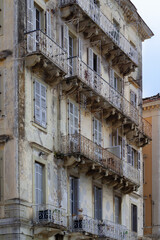Obraz premium Urban landscape of the historic old town of Kerkyra on the island of Corfu, Greece, showcasing charming architecture and Mediterranean atmosphere.