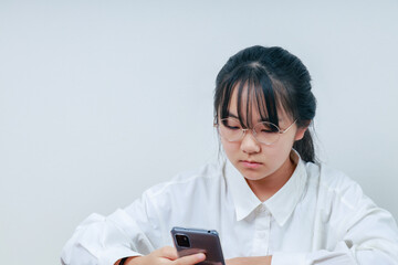 スマホを操作する女子小学生｜左スペース