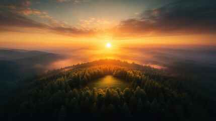 Obraz premium Golden Hour Sunrise Over Forest Valley with Fog and Mountains