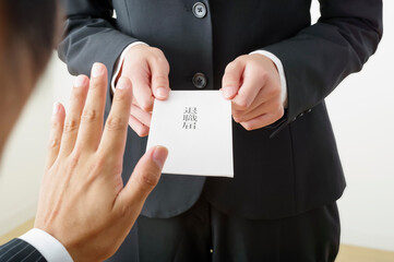 退職届を提出する女性と引き止める上司