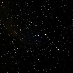 Obraz premium Night sky with bright stars and visible constellation against a dark space background.