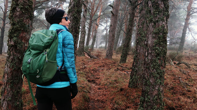 Mujer senderista d&iacute;a de oto&ntilde;o