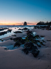 Obraz premium Rocky shore view of Narooma rocks at dawn, NSW, Australia.