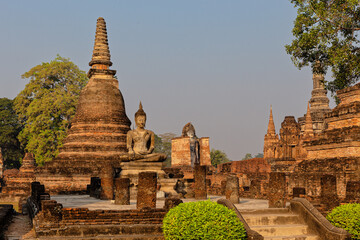 Pagode mit Buddhafigur in der Tempelanlage Wat Mahathat in Sukhothai, Thailand