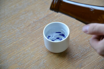 Ochoko filled with Japanese sake
日本酒を注いだおちょこ