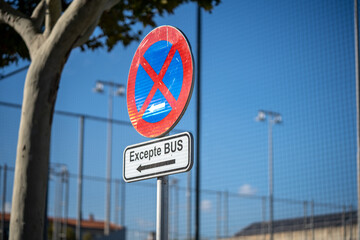 Spanish traffic sign: Forbidden to cross, parking to the right is prohibited in Barcelona province.