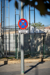 Spanish traffic sign: Forbidden to cross, parking to the right is prohibited in Barcelona province.
