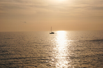 Fototapeta premium boat on the sea at sunset