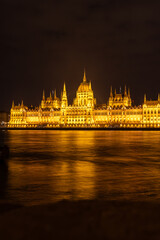 Fototapeta premium A photo of the water is dark