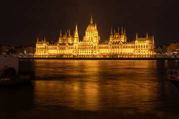 Fototapeta premium A photo of the water is dark