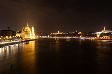 Fototapeta premium A photo of the water is dark