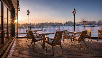 日没後の温かな光に包まれるカフェの窓辺