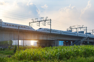 The high-speed railway runs on rural railways in the context of cities