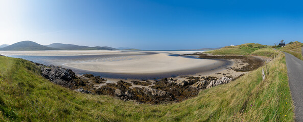Panoramaaufnahme des Fadhail Losgaintir, der Fluss zieht sich durch die bei Ebbe freigelegten...
