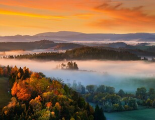 Obraz premium Rolling fog along Sandy River Valley in Clackamas County Oregon during sunrise