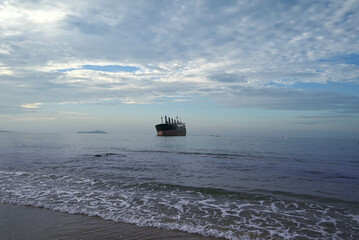 Naklejka premium Abandoned ship on the shore.