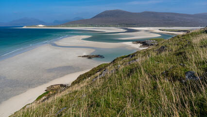 Blick von oben auf Seilebost und Luskentyre Beach bei Ebbe, der türkise Fluss Fadhail Losgaintir schlängelt sich bei Ebbe durch Sandbänke in Richtung Meer, Karibikfeeling in Schottland