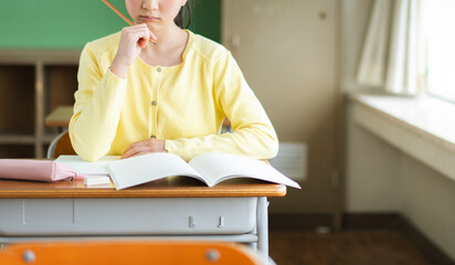教室で勉強する女子生徒