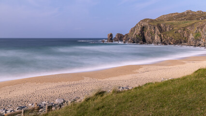 Langzeitbelichtung der Brandung an der Küste von Isle of Lewis and Harris, Sandstrand trifft auf...