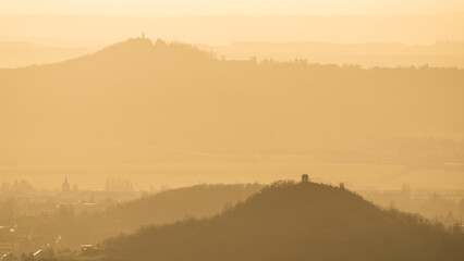 Obraz premium The ruins of Kumburk Castle offer a breathtaking view of the Czech landscape, blanketed in snow.