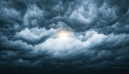 Obraz premium A dramatic sky filled with dark, swirling clouds, illuminated by a soft glow, creating a moody and atmospheric scene.
