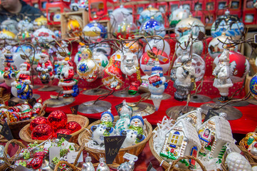 March&eacute; de No&euml;l , vente de boules de No&euml;l d&eacute;cor&eacute;es &agrave; la main dans un chalet en bois , artisanat 