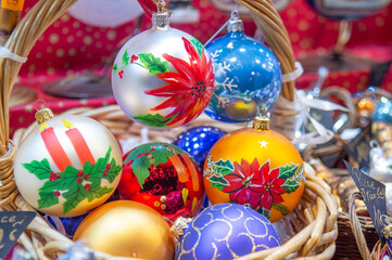 Gros plan sur des boules de Noël artisanales et multicolores. elles sont en vente dans un chalet...
