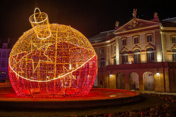 Décoration et illuminations de Noël extérieures en centre ville . Une très grosse boule...