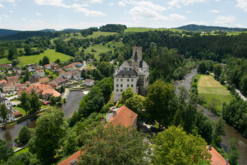 Fototapeta premium The beautiful historic town of Rožmberk nad Vltavou is nestled along the riverbank, showcasing its rich history and stunning architecture.