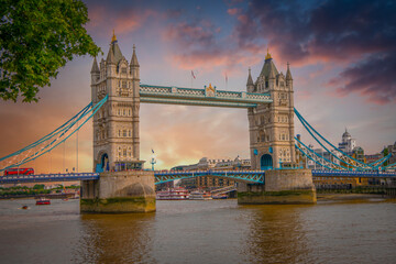Obraz premium The skyline of London: from the Tower Bridge to London Bridge during sunset time, United Kingdom