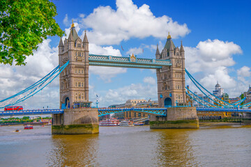 Obraz premium The skyline of London: from the Tower Bridge to London Bridge during day time, United Kingdom