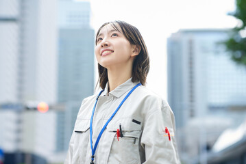 作業服姿の若い女性