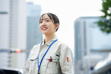作業服姿の若い女性