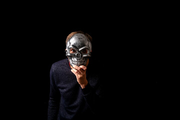 Portrait avec un masque de tête de mort en guise de déguisement pour Halloween