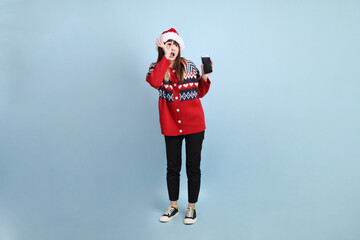 Obraz premium Woman wearing Santa hat