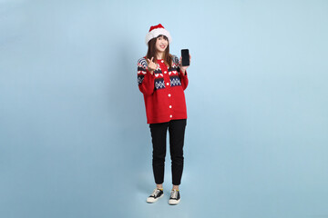 Obraz premium Woman wearing Santa hat