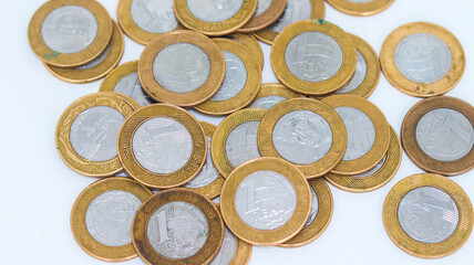 Moedas de um real brasileiro em um fundo branco