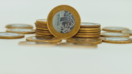Poupança de moedas amontoadas de um real brasileiro finanças