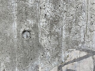劣化したコンクリート壁。建築後50年以上過ぎた建物。補修の痕跡。