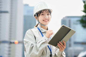 作業服とヘルメットを着用した若い女性