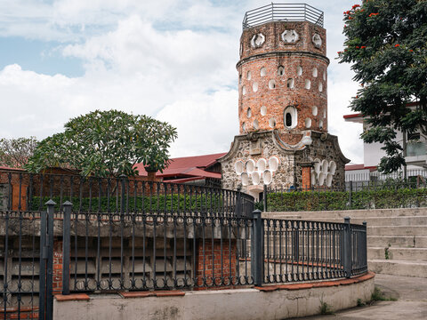 El Fort&iacute;n de Heredia, ic&oacute;nica torre de ladrillo en el centro de Heredia, Costa Rica. Patrimonio cultural, s&iacute;mbolo de la ciudad y atractivo tur&iacute;stico en un entorno urbano.
