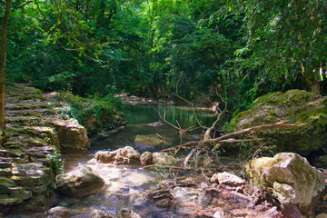 Der Fluss Nesque fließt in 400 m Tiefe durch die Gorges de la Nesque, einer Felsenschlucht in der...