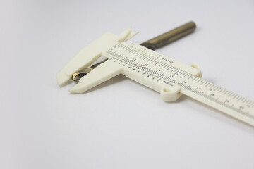 Measuring drill bit size with a vernier caliper