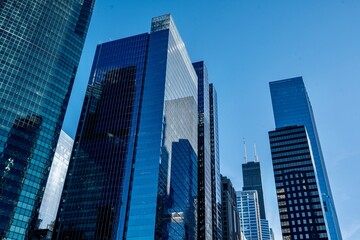 Fototapeta premium The Skyscrapers of Chicago along the Chicago River at Midday 