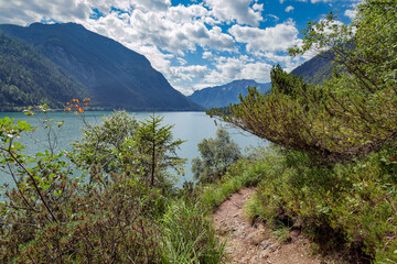 Am Westufer des Achensee schlängelt sich der 