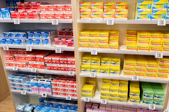 Boite de Doliprane (parac&eacute;tamol)  et Upsa, sur &eacute;tag&egrave;res en pharmacie.  En Octobre 2024, le fonds am&eacute;ricain CD&R a rachet&eacute; le Doliprane pour plus de 15 milliards d'euros