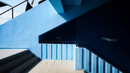 Obraz premium Blue wall and stairway with a natural light